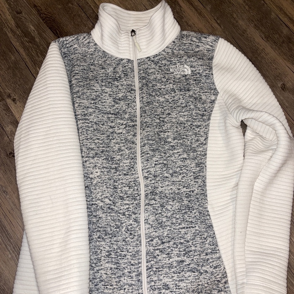 THE NORTH FACE Women's Long Sleeve Zip Up Jacket